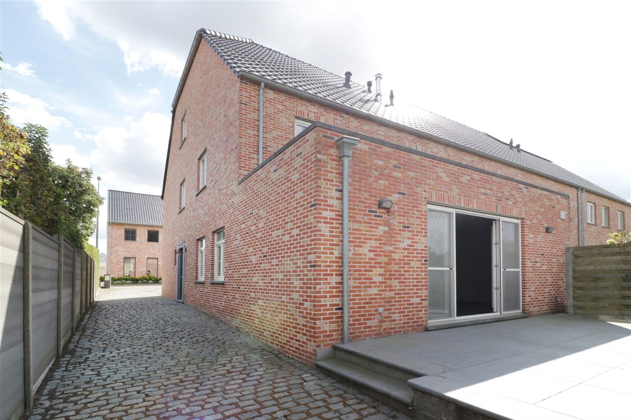 Recente woning met vier slpk, tuin, garage op rustige locatie foto 3