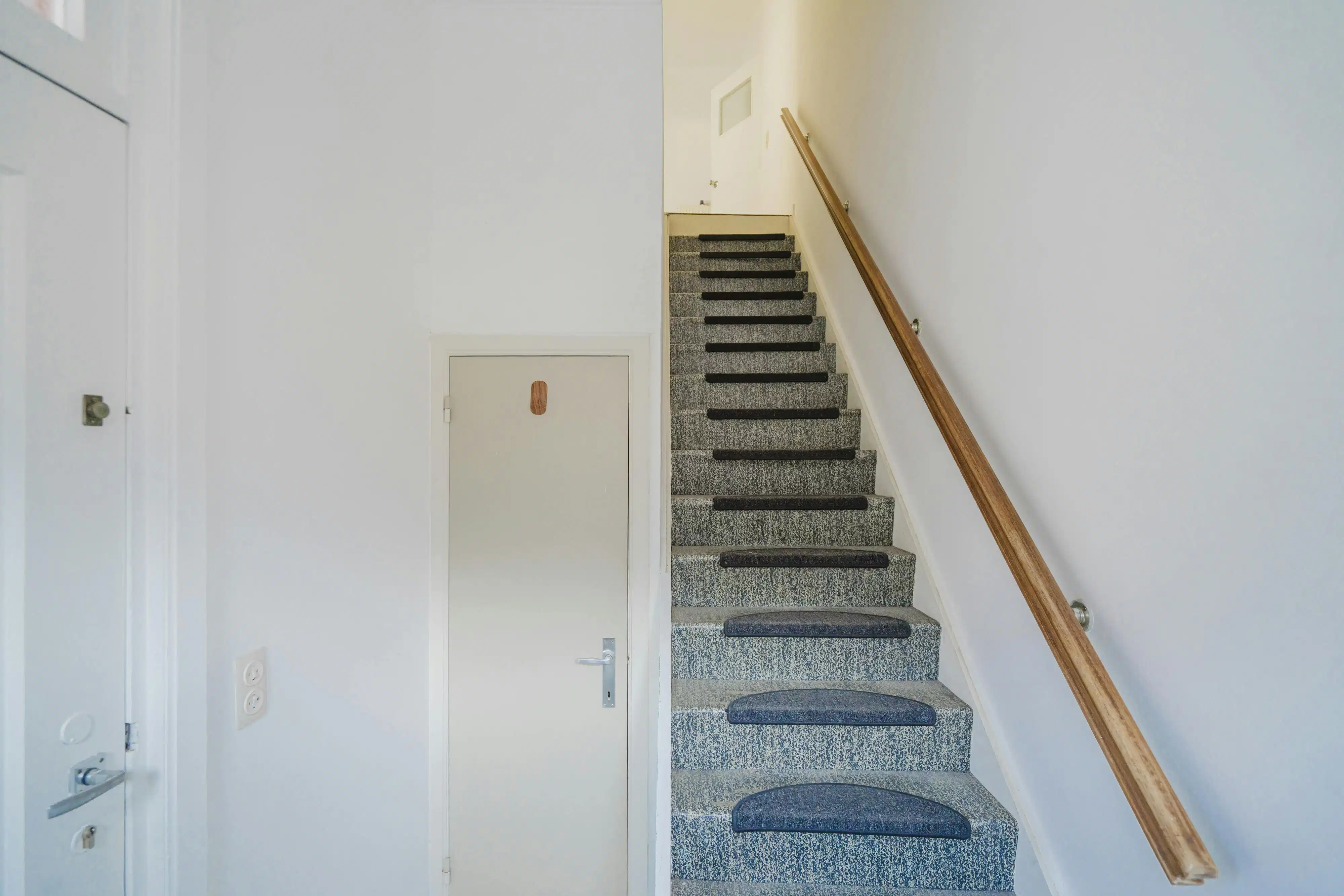 Opbrengsteigendom bestaande uit 12 garages, huis en appartement foto 3