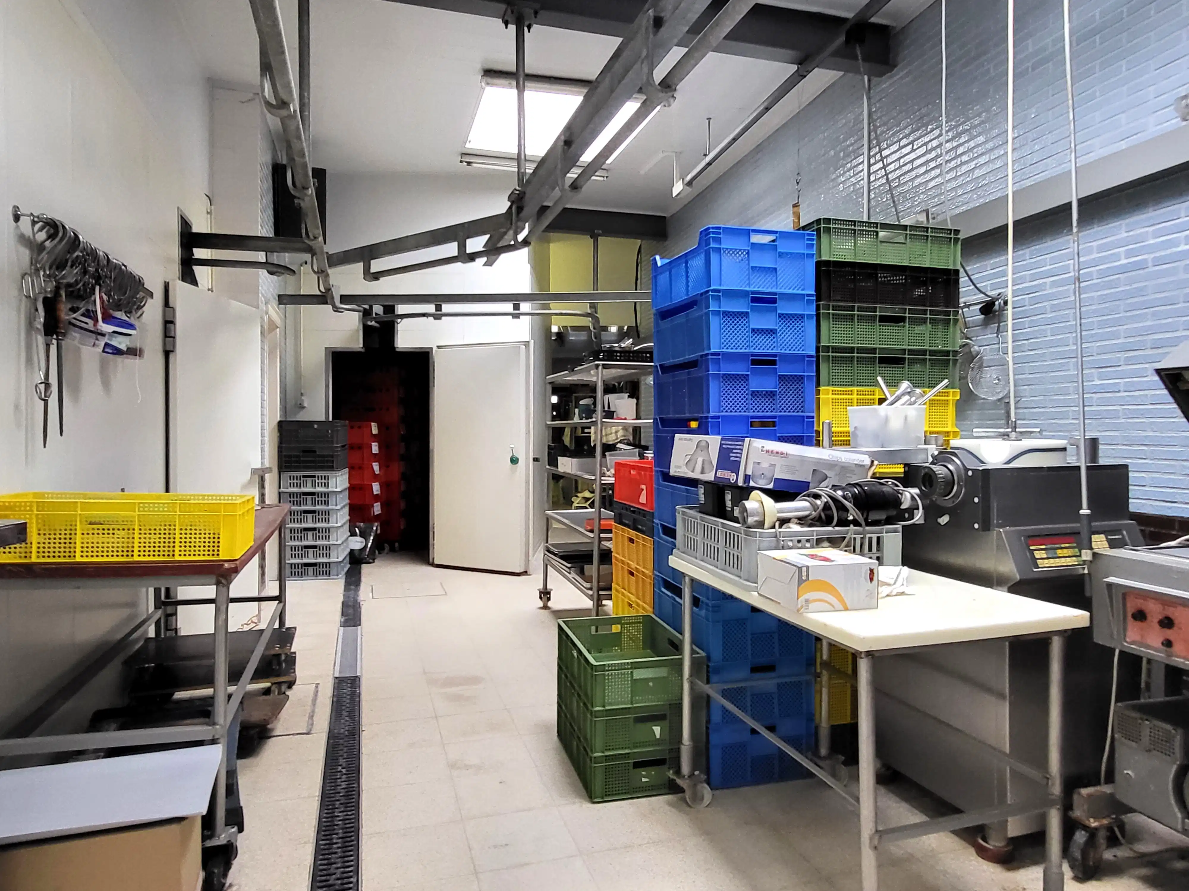 Dit veelzijdige pand met een grondoppervlakte van 240 m² combineert een ruime commerciële gelijkvloerse verdieping met een comfortabel appartement op de eerste verdieping. foto 22