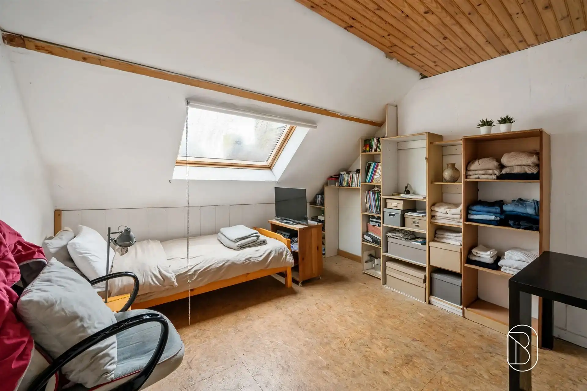 Grote woning met koer en 5 slk.  foto 13