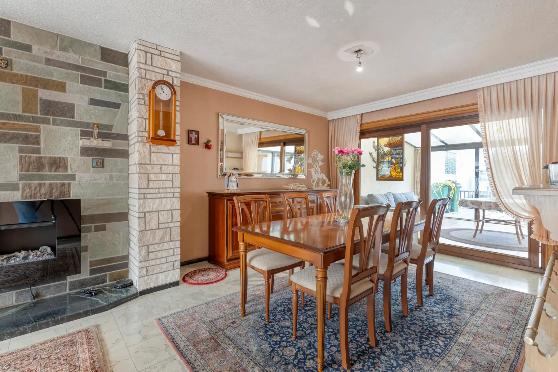 Leemans Immobiliën biedt u deze solide en ruime woning aan op een uitstekende en centrale ligging in Denderleeuw. foto 5