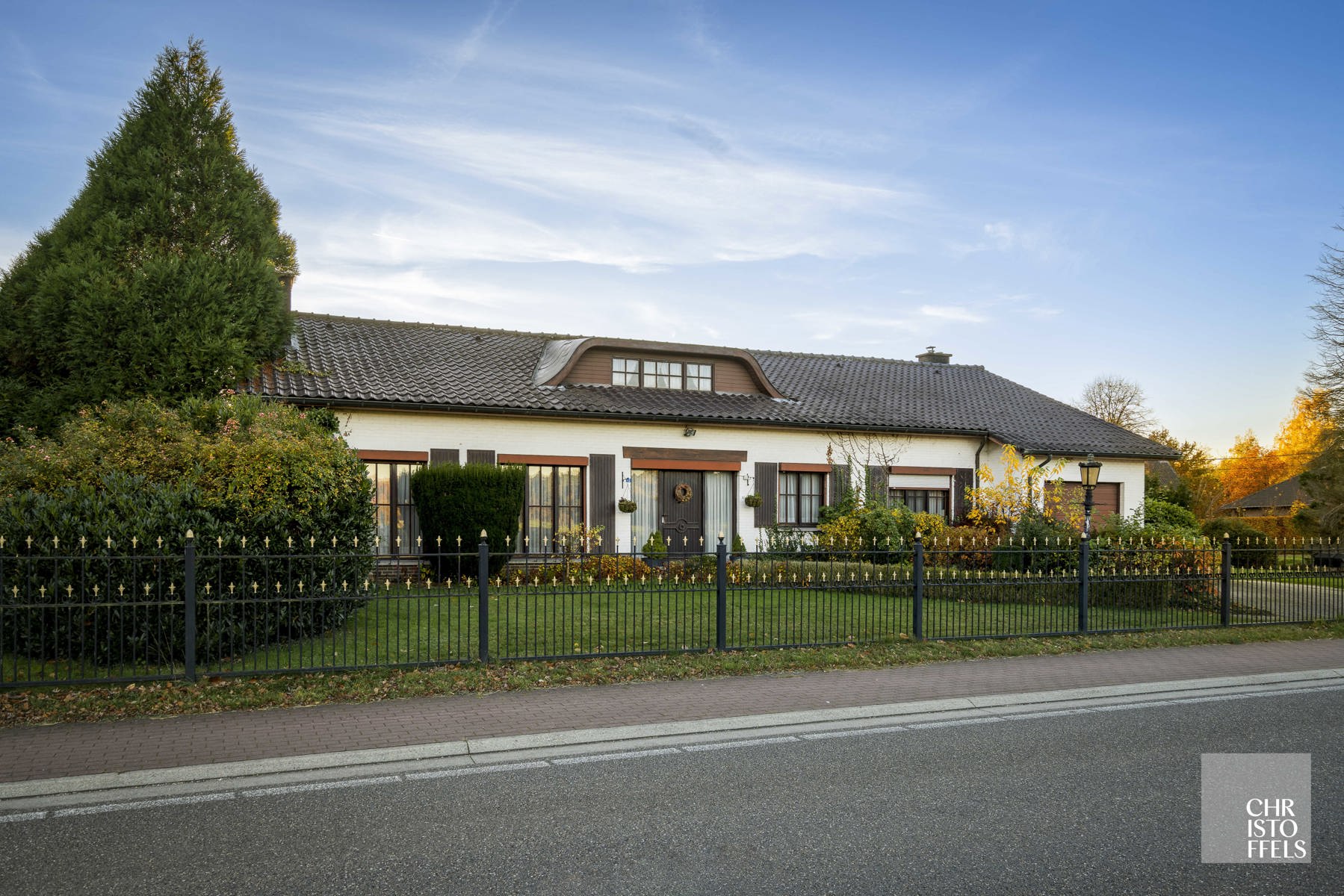 Hoofdfoto van de publicatie: Op te frissen laagbouwvilla op een perceel van 1.257m² in het groen! 