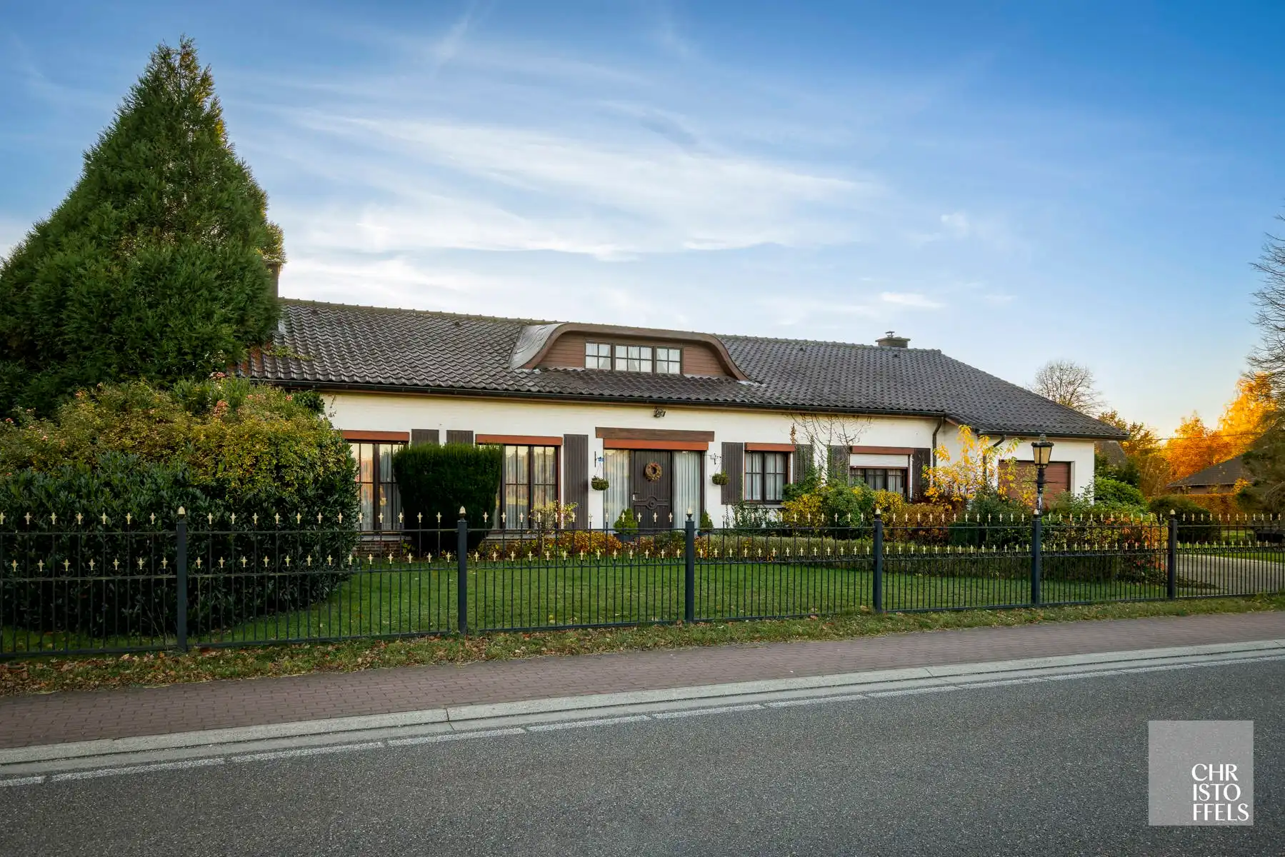 Hoofdfoto van de publicatie: Op te frissen laagbouwvilla op een perceel van 1.257m² in het groen! 