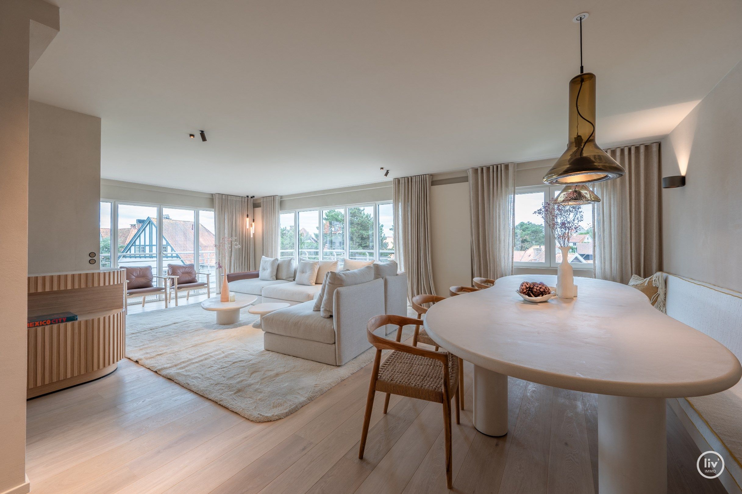 Luxueus gerenoveerd en tevens zuidgericht hoekappartement in een villa residentie te Kustlaan gelegen op 50m van de zeedijk. Open zicht ! garage mogelijk in het foto 8