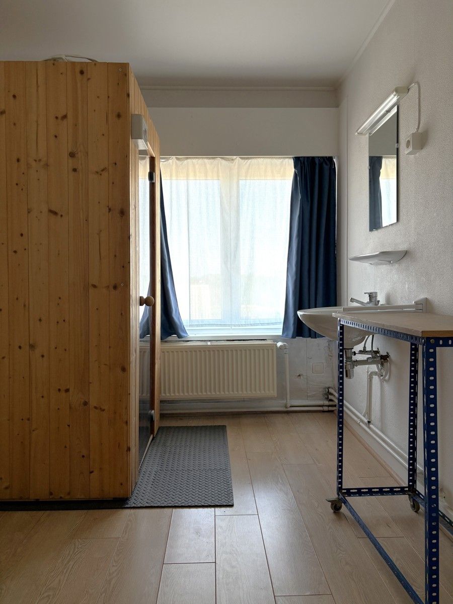 Te renoveren woning met veel potentieel  foto 16