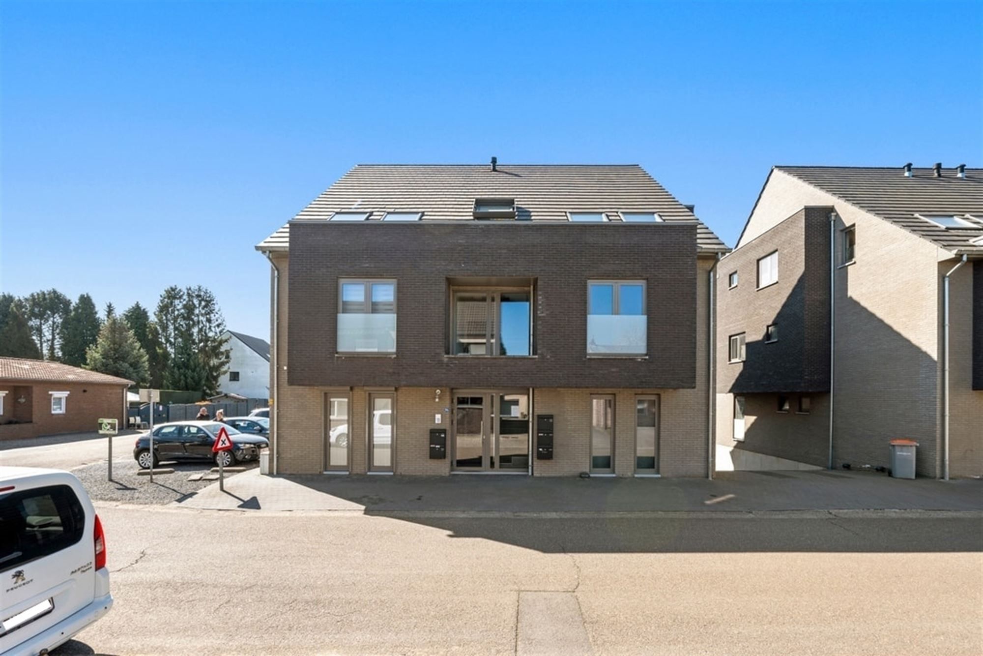 INSTAPKLAAR 2 SLK APPARTEMENT MET ONDERGRONDSE STAANPLAATS IN HARTJE MAASMECHELEN  foto {{pictureIndex}}
