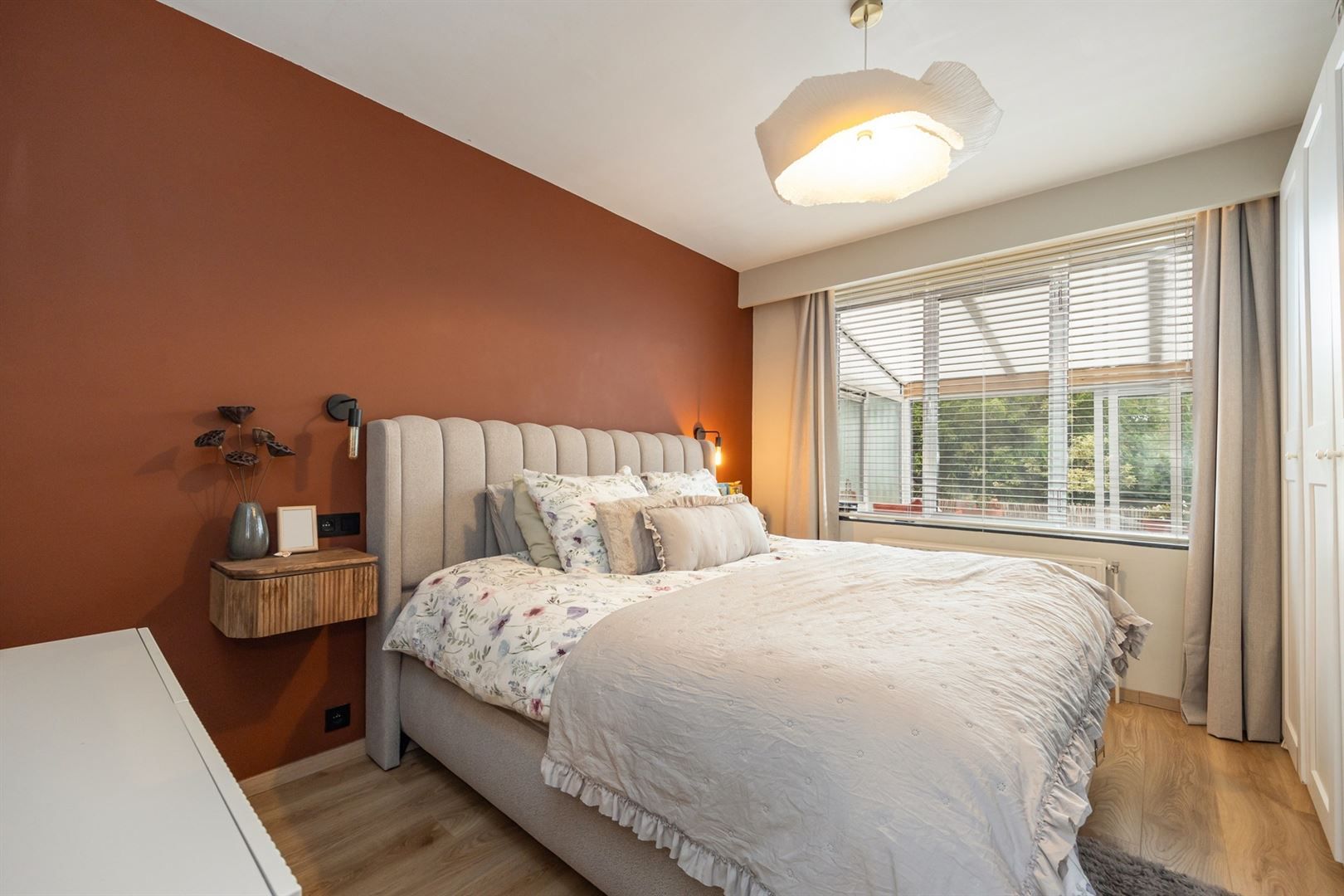 Gerenoveerd appartement (2024) met veranda foto 8
