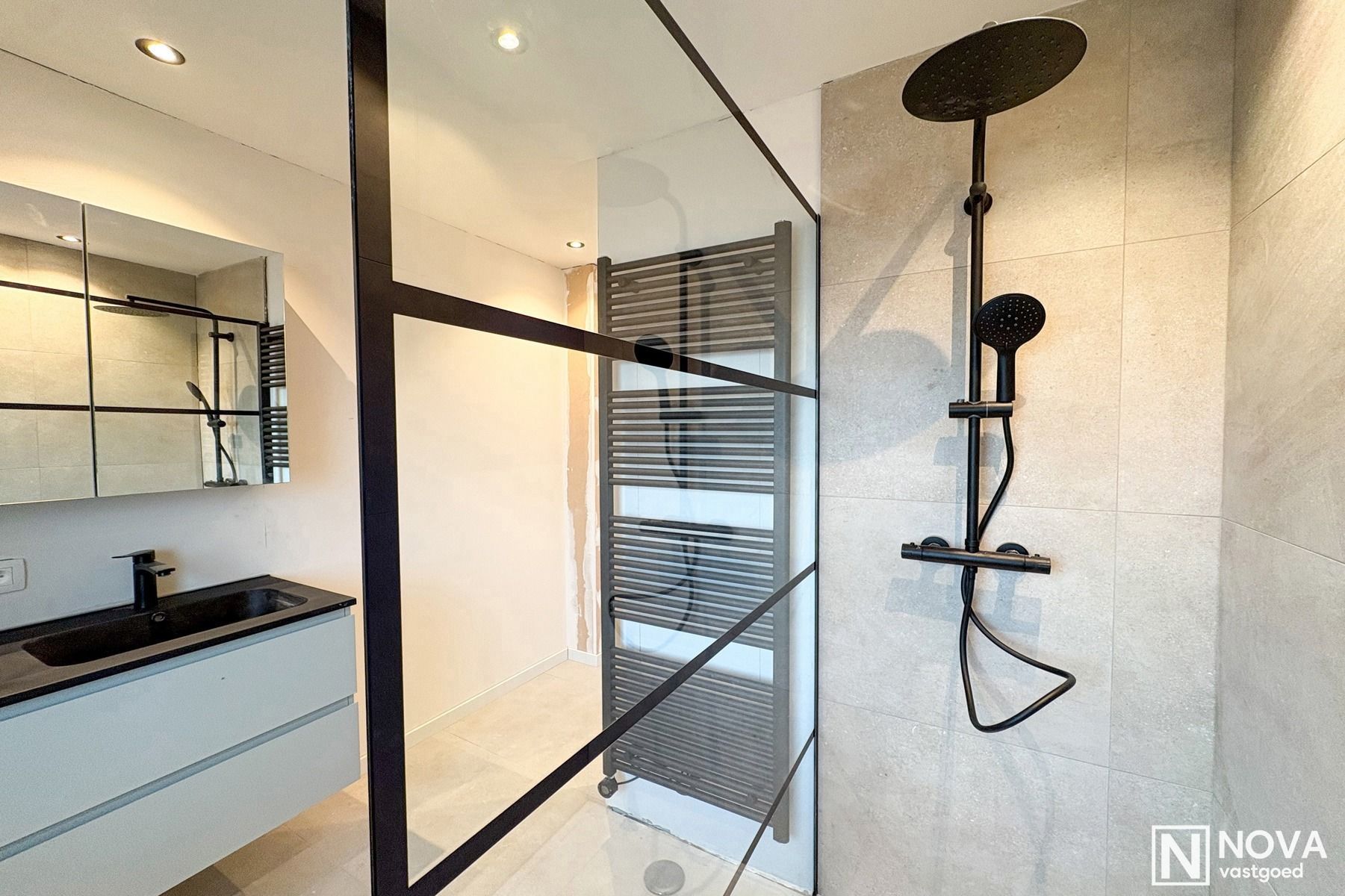 Volledig vernieuwde woning met 3 slaapkamers en tuin. foto 9