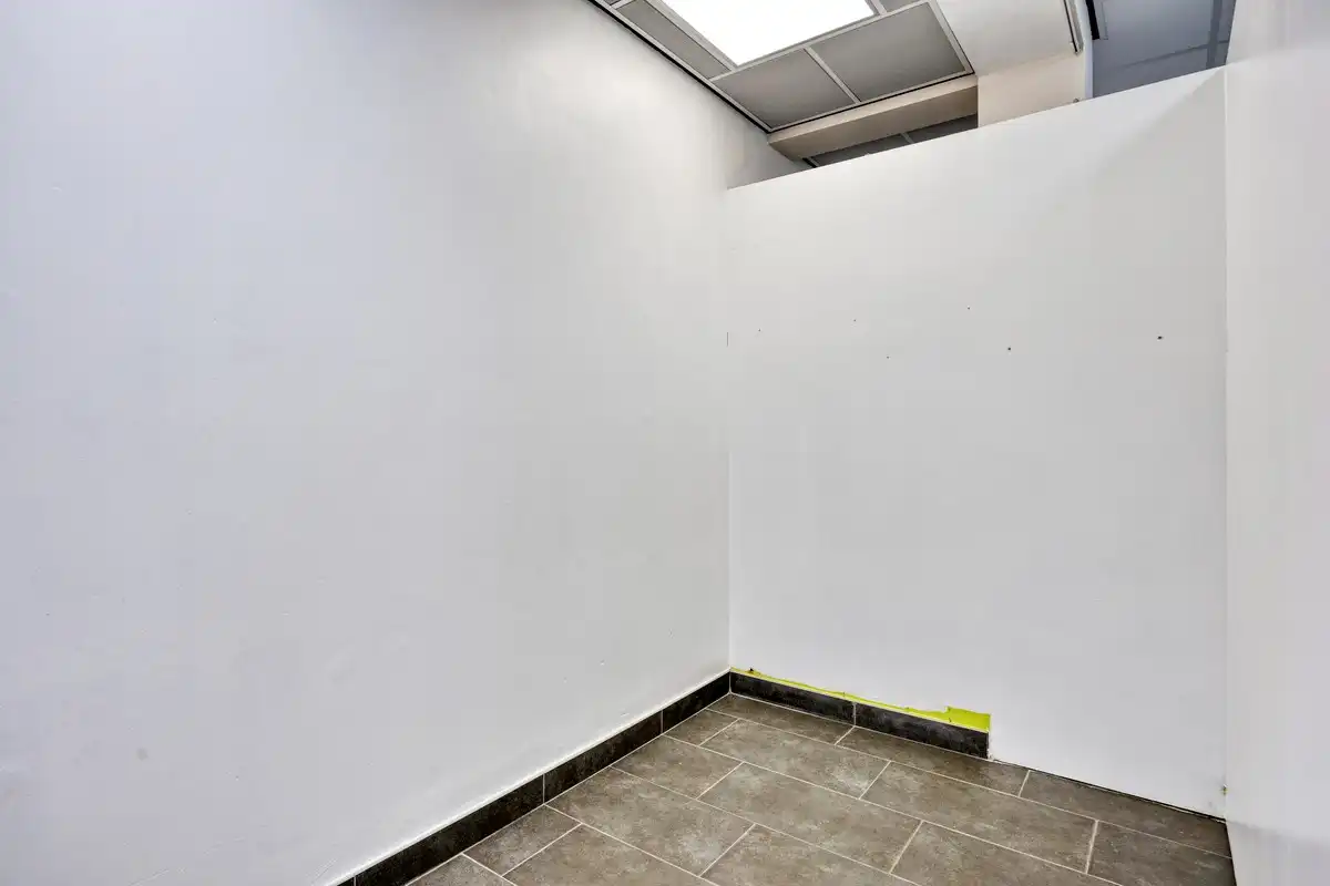 Gunstig gelegen handelsruimtes van 56 m² en 37 m² in gallerij "Laarcenter". foto 6