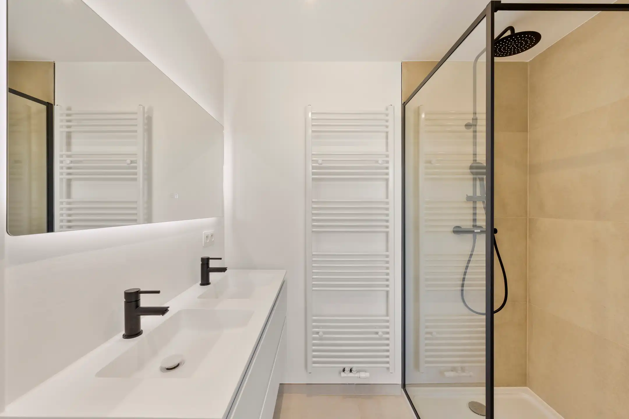 Instapklare topper met 5 slaapkamers en tuin in Moen foto 11