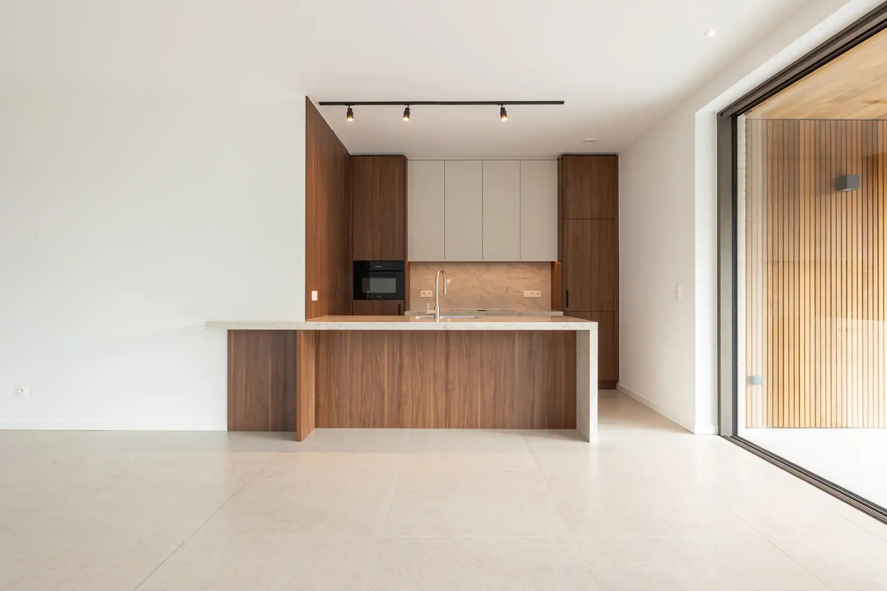 Prestigieus nieuwbouwappartement met ruime tuin en terras. foto 7