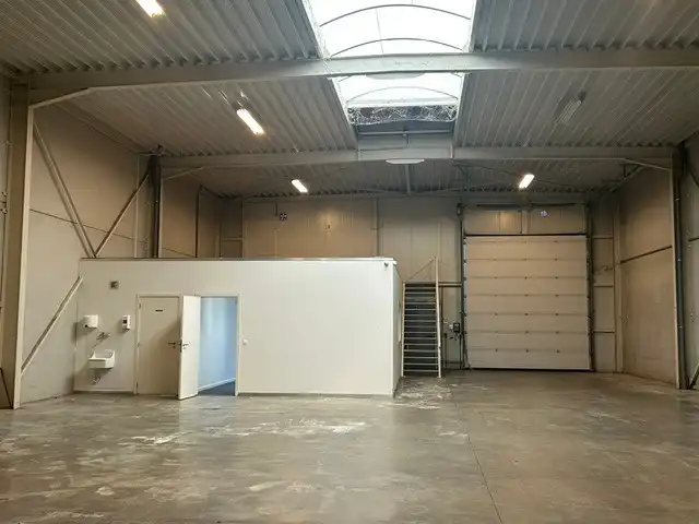 TE KOOP: MODERN BEDRIJFSPAND OP UITSTEKENDE LOCATIE IN PELT - IDEAL VOOR UW VOLGENDE ONDERNEMING! foto 2