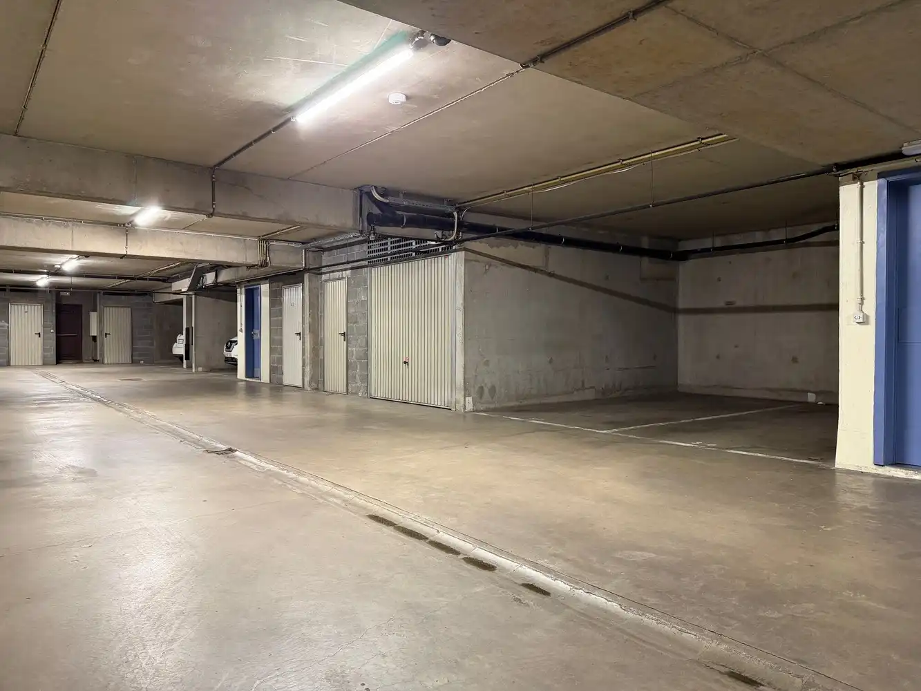 Overdekte parkeerplaats foto 2