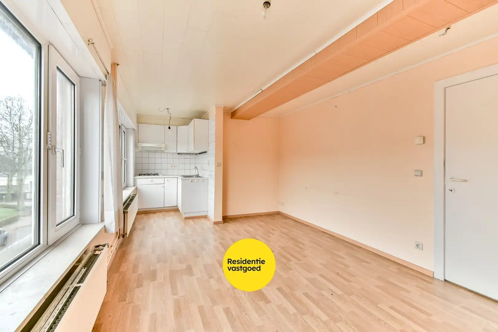 Te renoveren appartementsgebouw met loods op 1.131 m² foto 5
