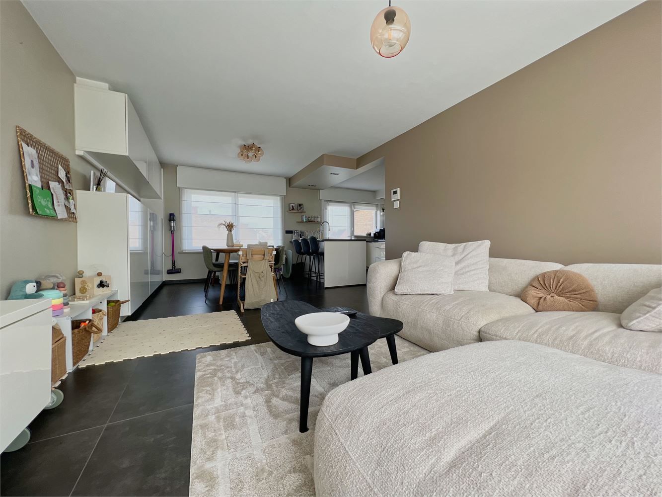 Instapklare, ruime gezinswoning met 2 garages + tuin! foto {{pictureIndex}}