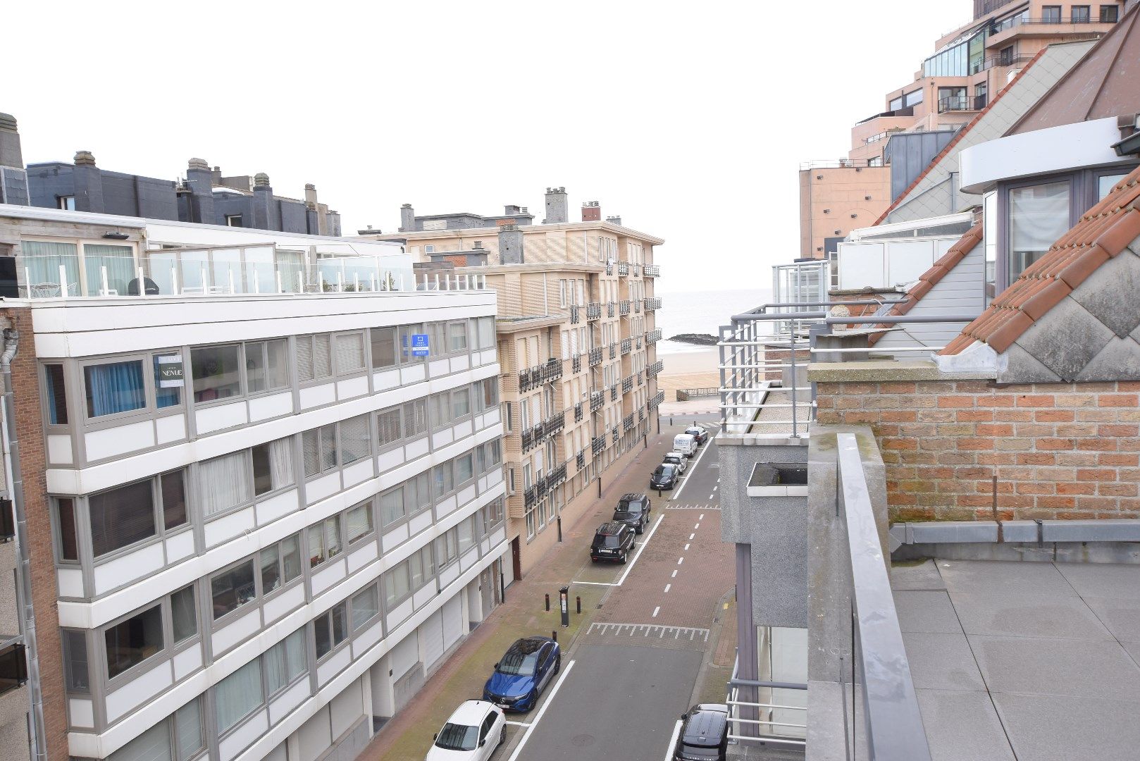 Schitterend gerenoveerd penthouse met 2 slaapkamers, een zonneterras en een prachtig zijdelings uitzicht op de zee. foto 4