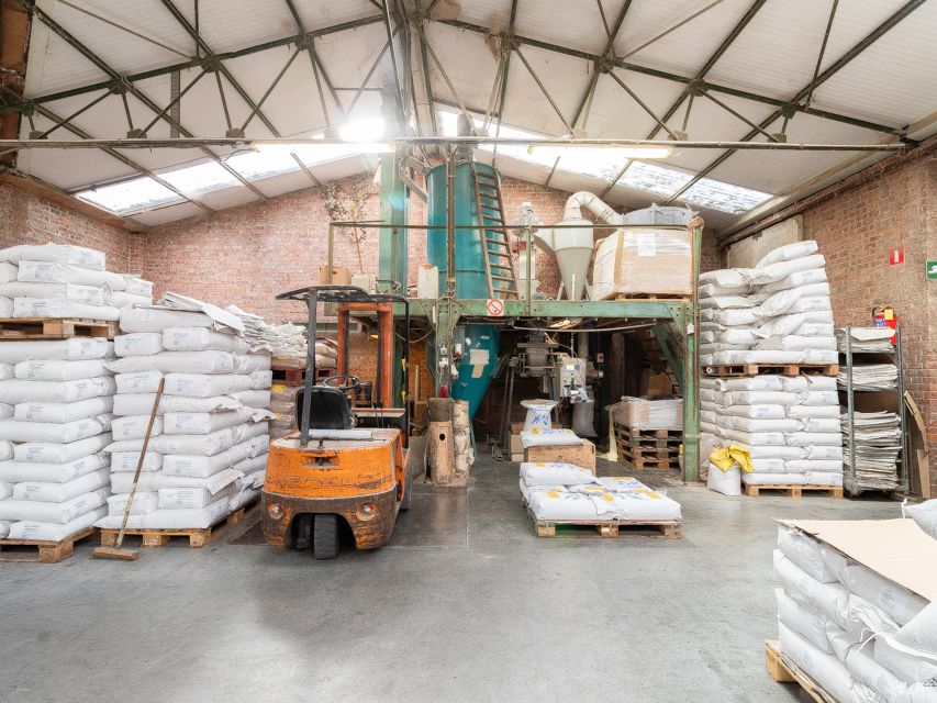 Magazijn met achterliggende grond nabij het dorpscentrum foto 7