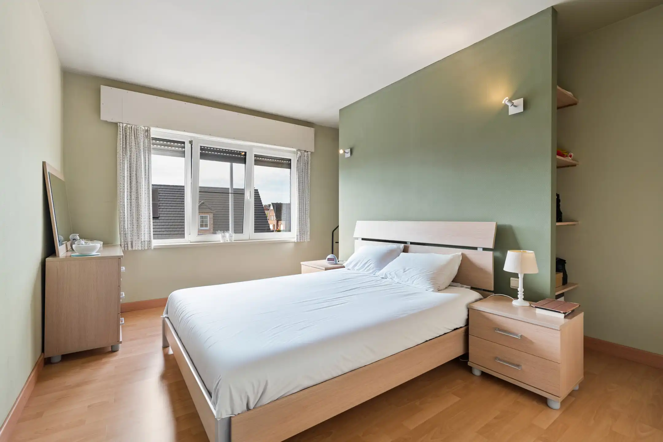 Ruime, deels gerenoveerde 3-gevelwoning met 3 slks en tuin foto 18