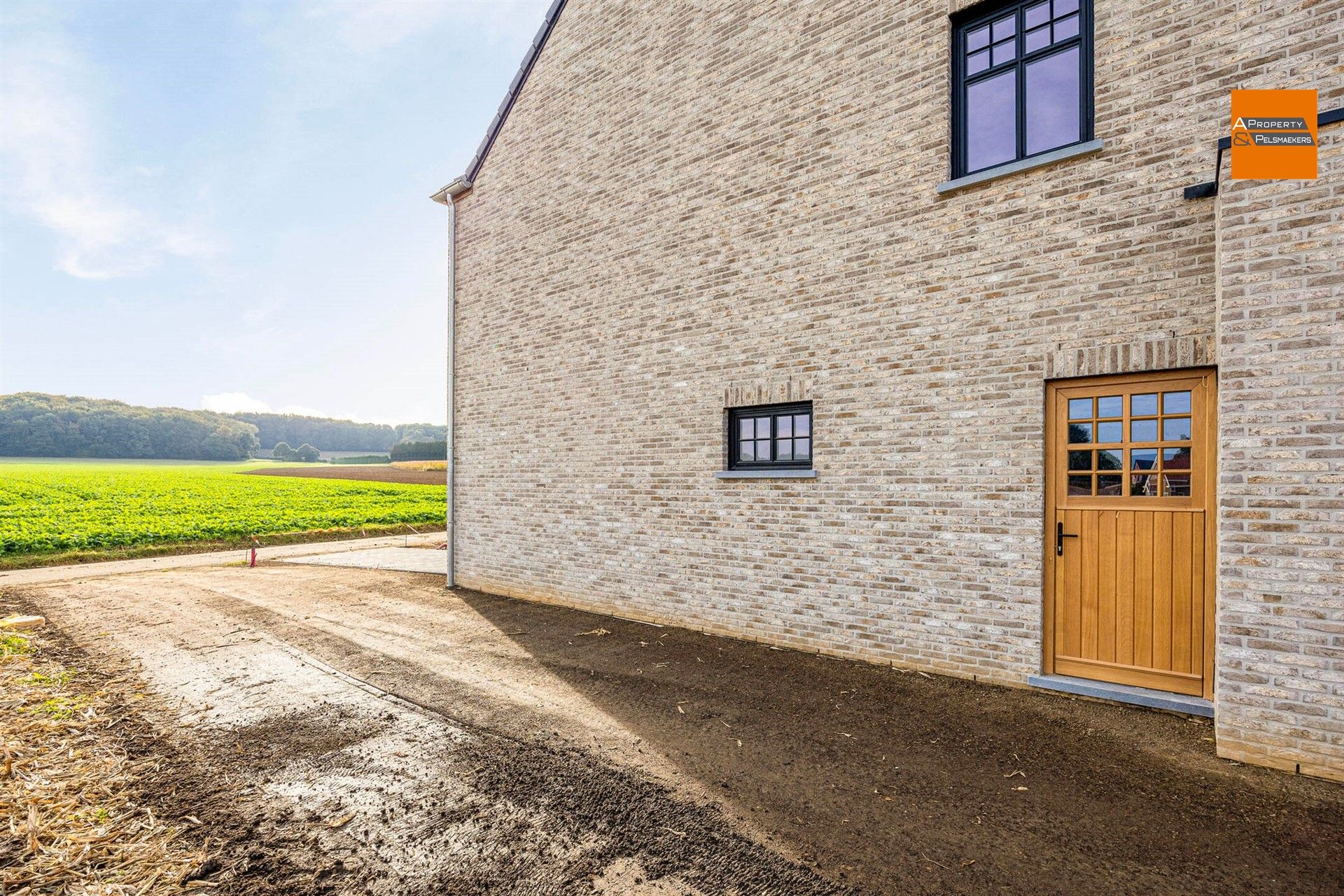 Nieuwbouwwoning met 4 slaapkamers foto 4