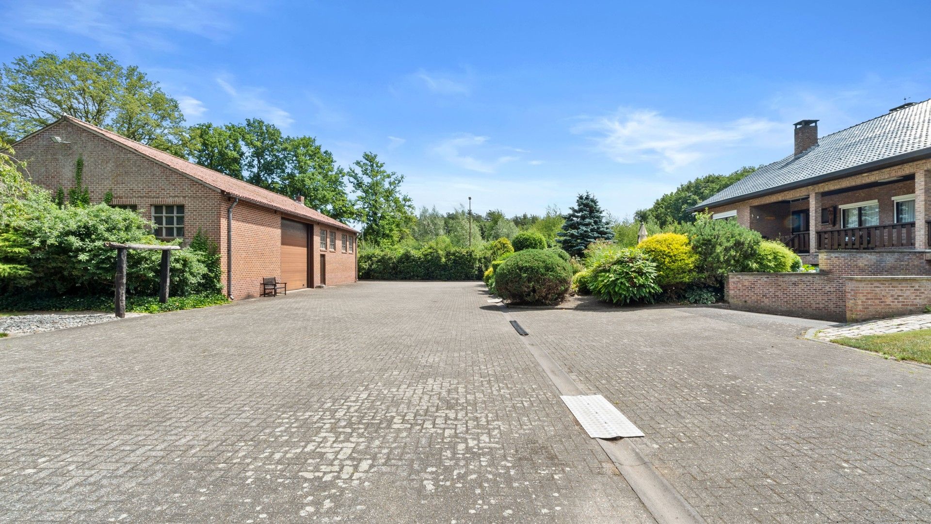 Open bebouwing met 3 hangars op 1h 81ca op een rustige en unieke ligging foto 9
