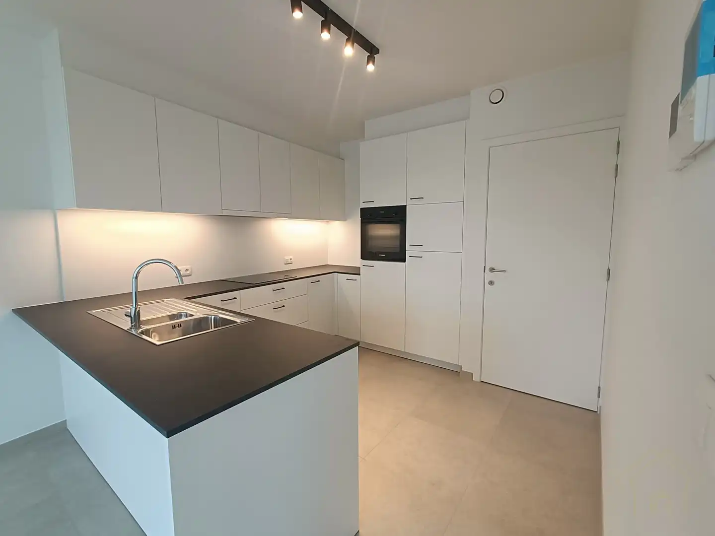 Instapklaar appartement met twee slaapkamers en garage, zuidgericht! foto 3