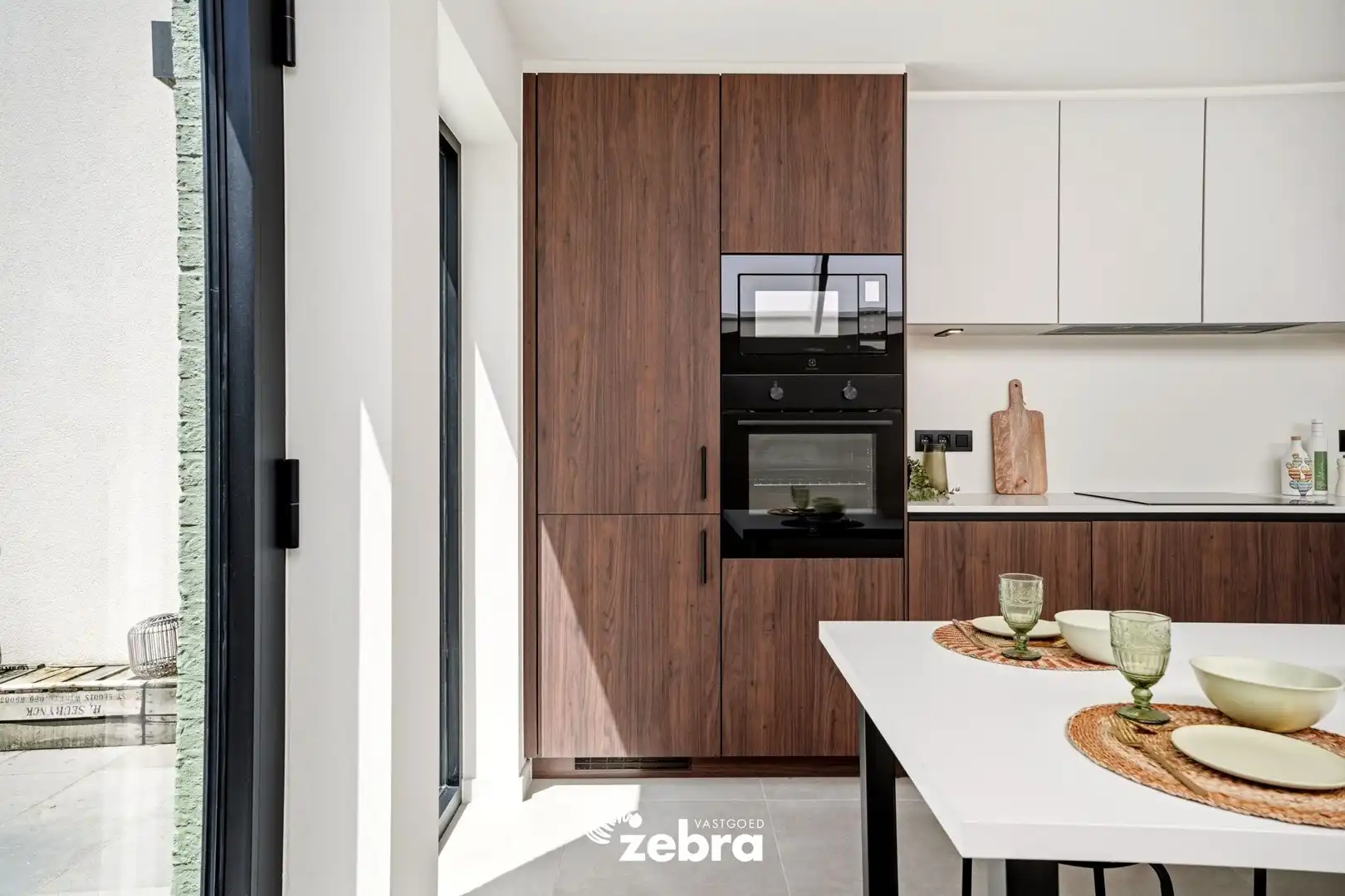 Stijlvolle woning met garage en achterliggende uitweg! foto 9