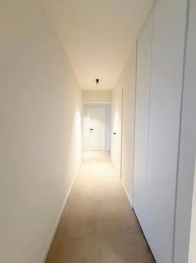 Prachtig 2 (+1)-slaapkamer appartement met terrasje, autostaanplaats en berging op een toplocatie nabij de Markt van Maaseik. foto 7