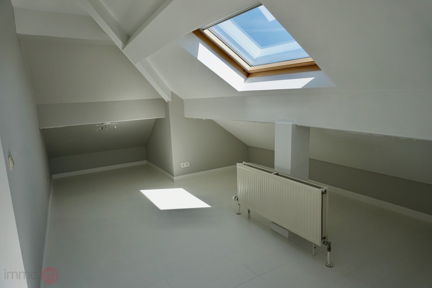 Ruime halfopen ééngezinswoning met 5 slaapkamers en een grote tuin. foto 26