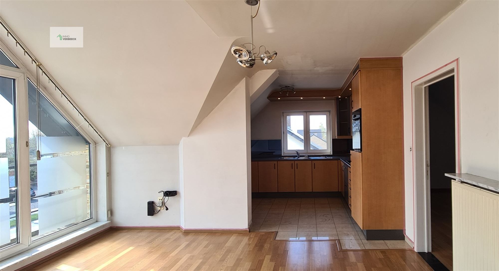 Gezellig dakappartement met zéér ruim terras. foto 2