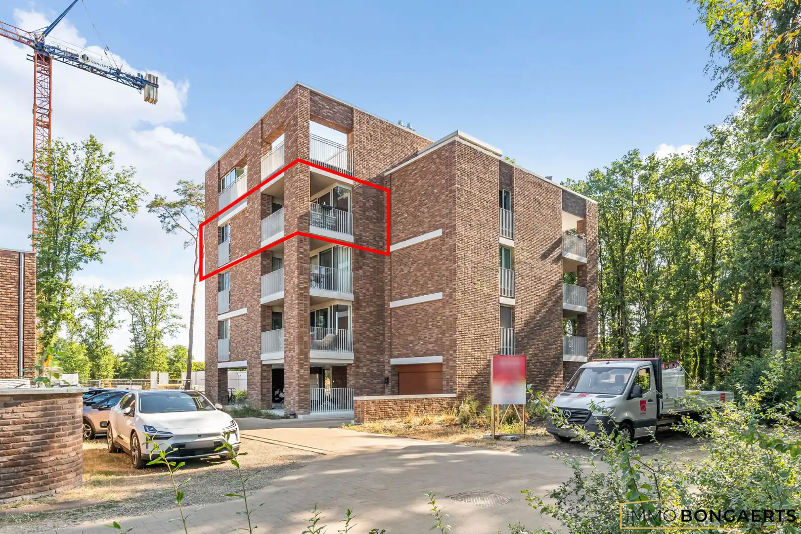 Recent modern appartement met kelder en parkeergarage foto 18