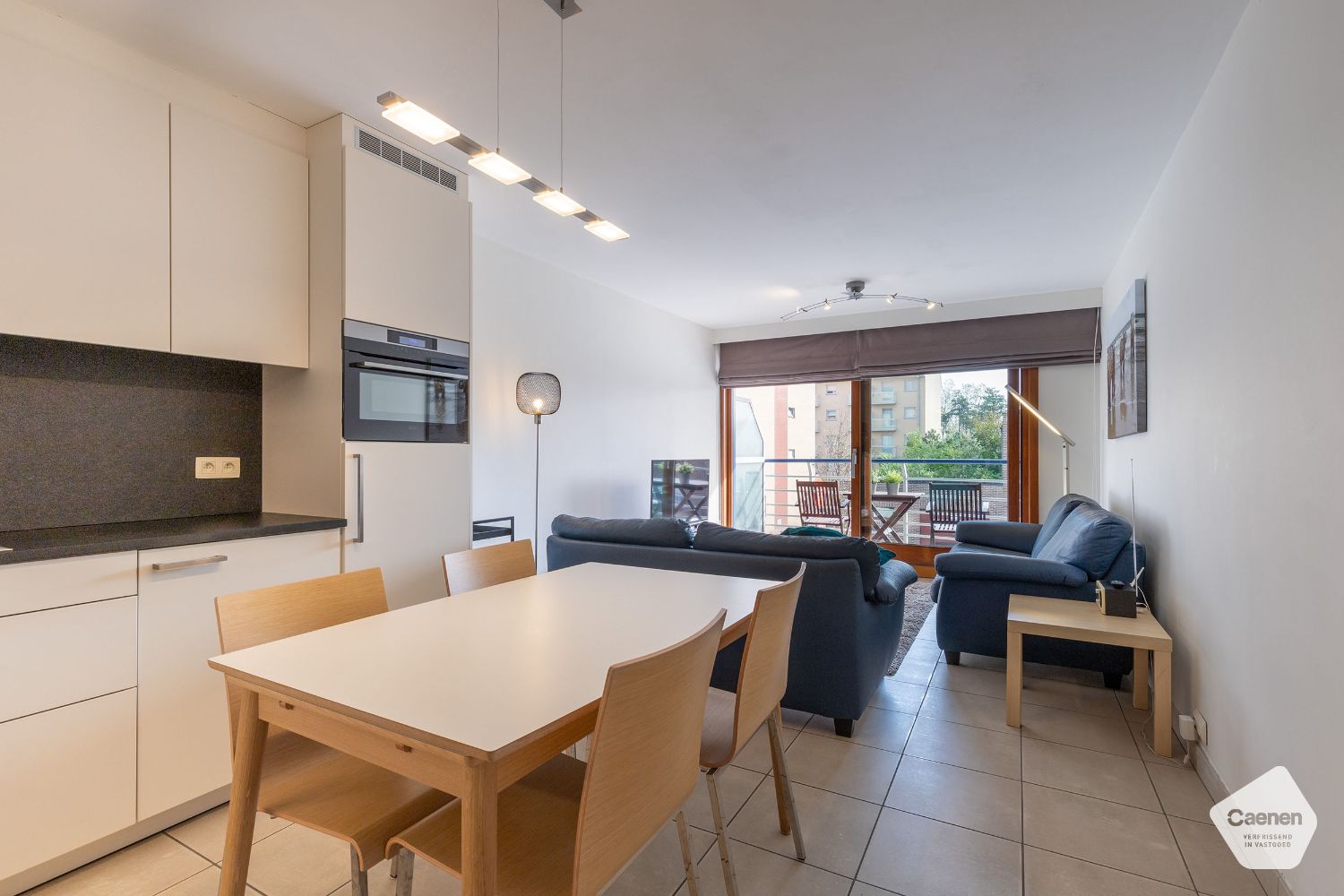 Mooi gerenoveerd appartement met 2 slaapkamers en zuid-gericht terras foto 2