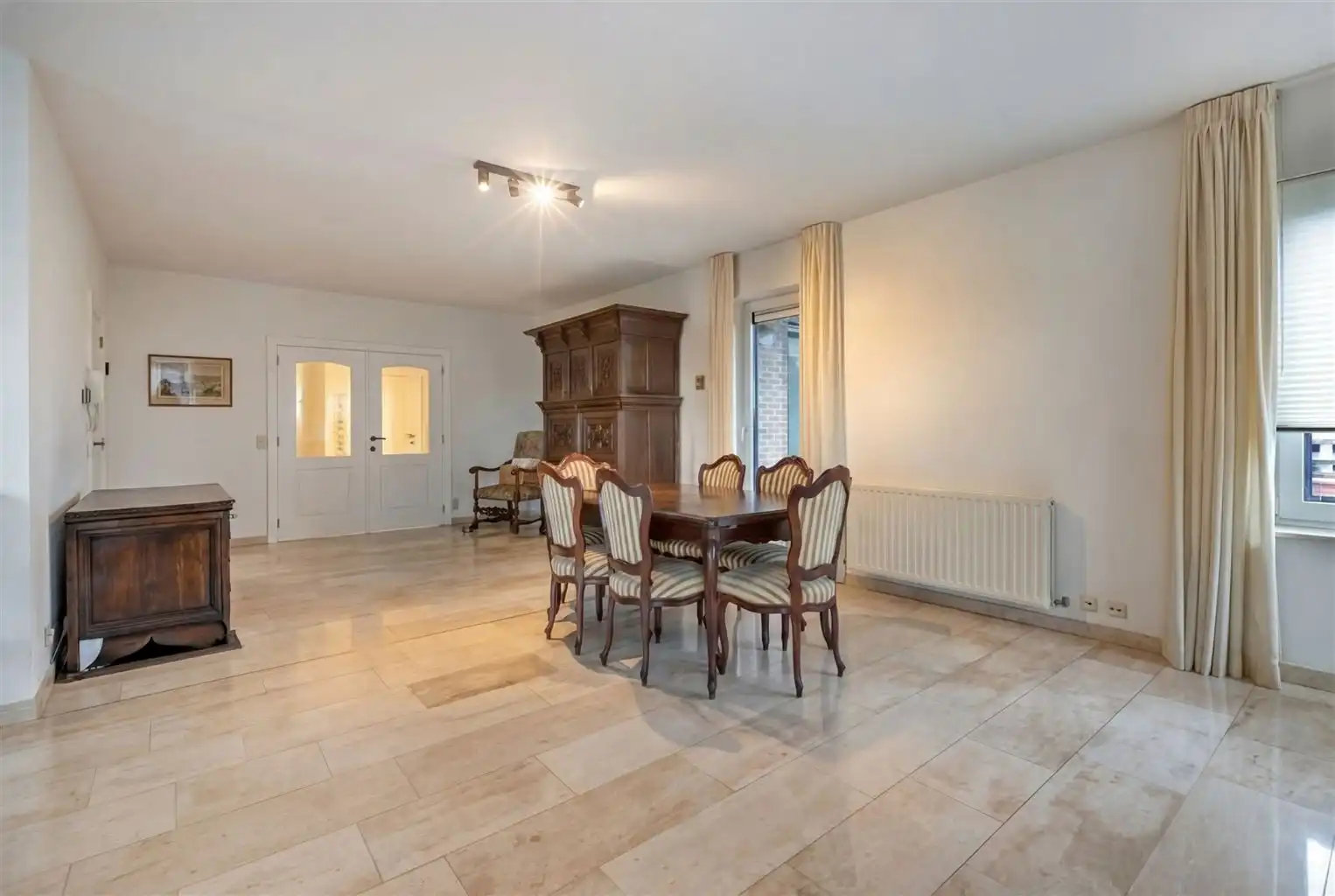 Prachtig, uitzonderlijk ruim appartement met 2 slaapkamers, 2 terrassen en inpandige garagebox, gelegen nabij het centrum van Maaseik. foto 5