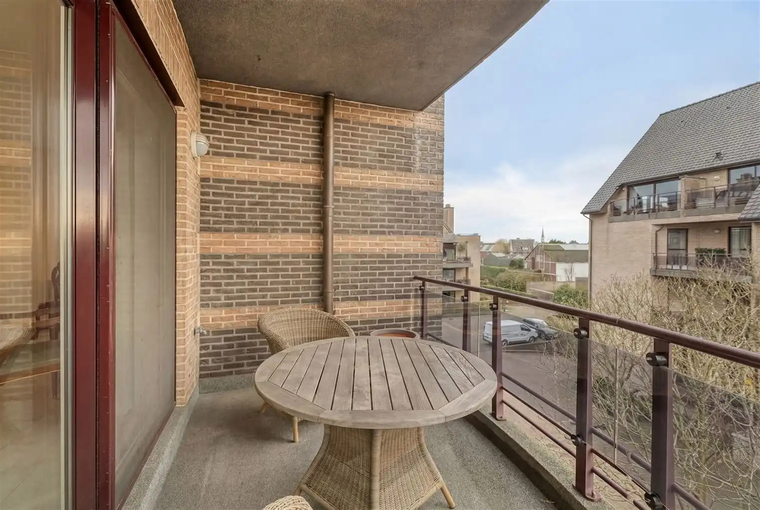 Prachtig, uitzonderlijk ruim appartement met 2 slaapkamers, 2 terrassen en inpandige garagebox, gelegen nabij het centrum van Maaseik. foto 5