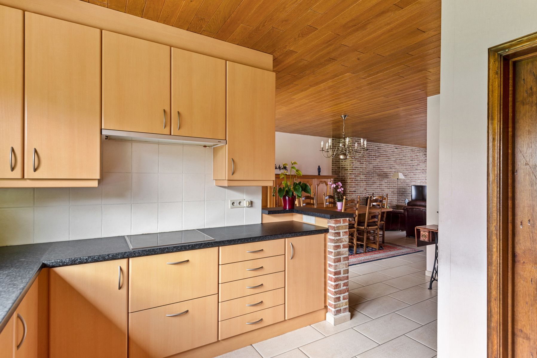 Kom de ruimte ontdekken in en achter deze halfopen bebouwing foto 11