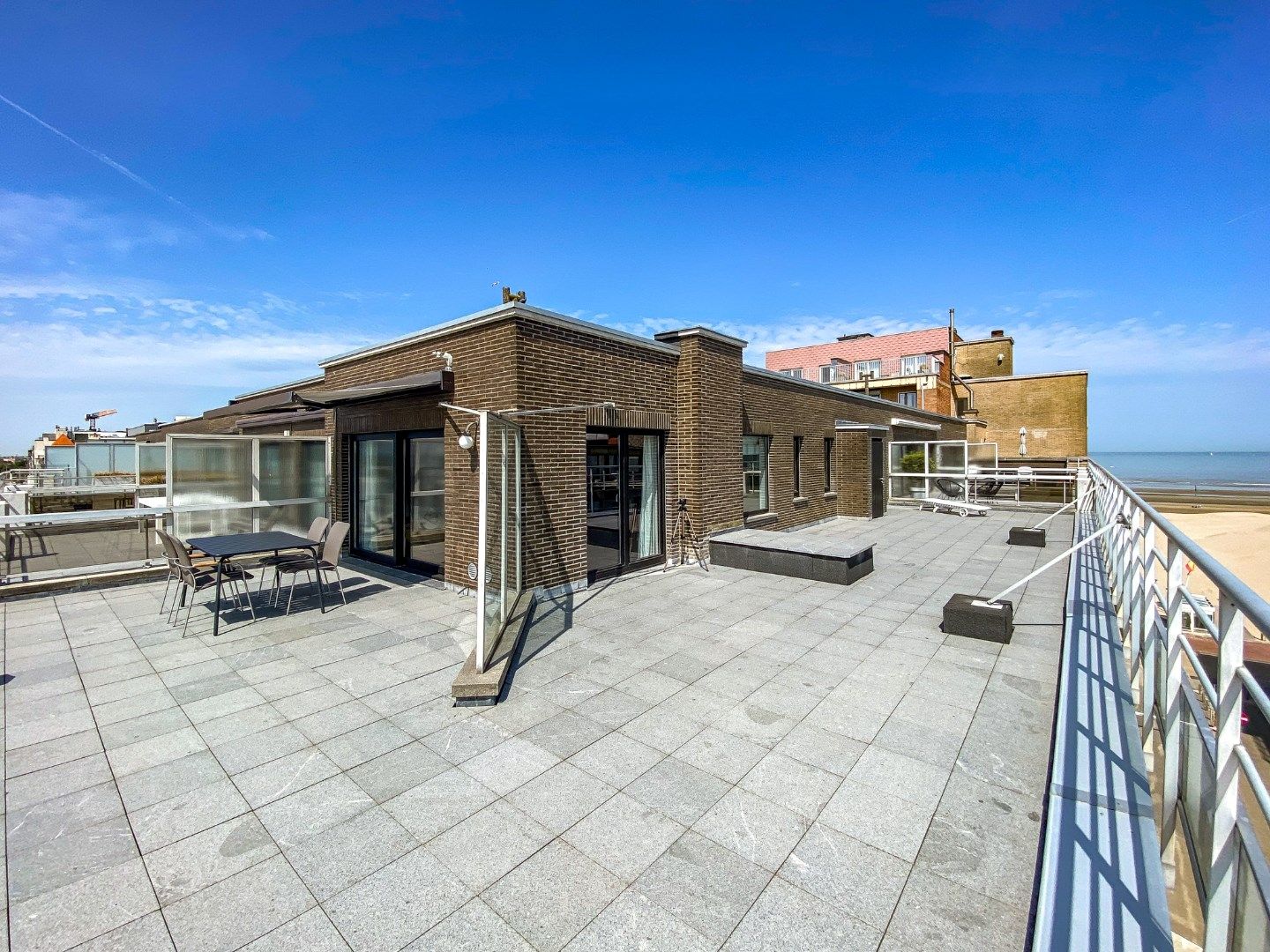 Ruim penthouse (3-slaapkamerappartement) met maar liefst 120m2 terrassen te Oostduinkerke-Bad.  foto {{pictureIndex}}