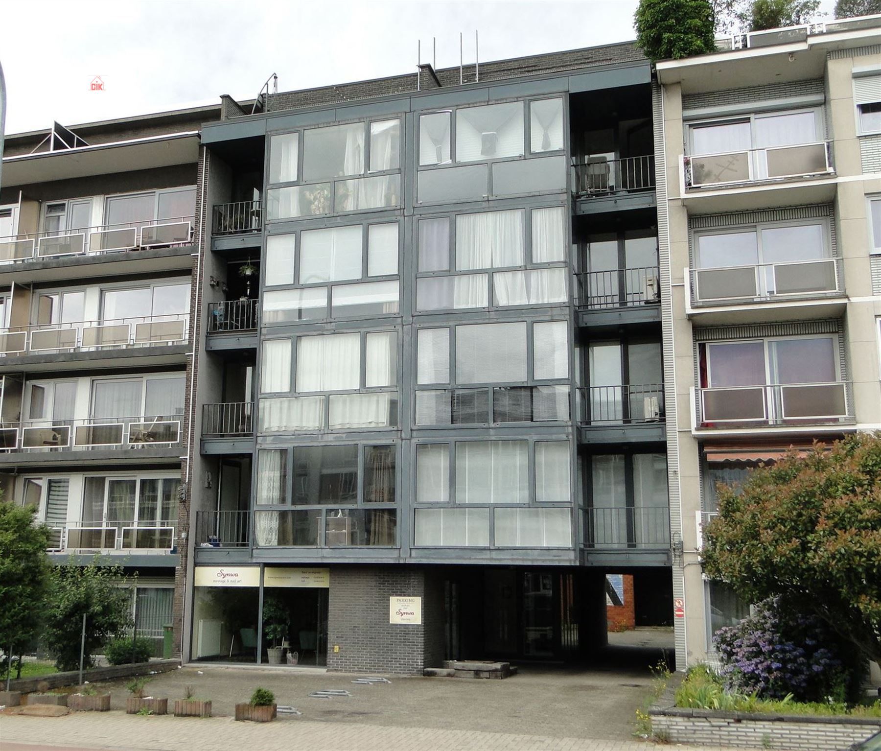 Handelsgelijkvloers met 3 bovengrondse autostaanplaatsen gelegen vooraan het gebouw foto 13