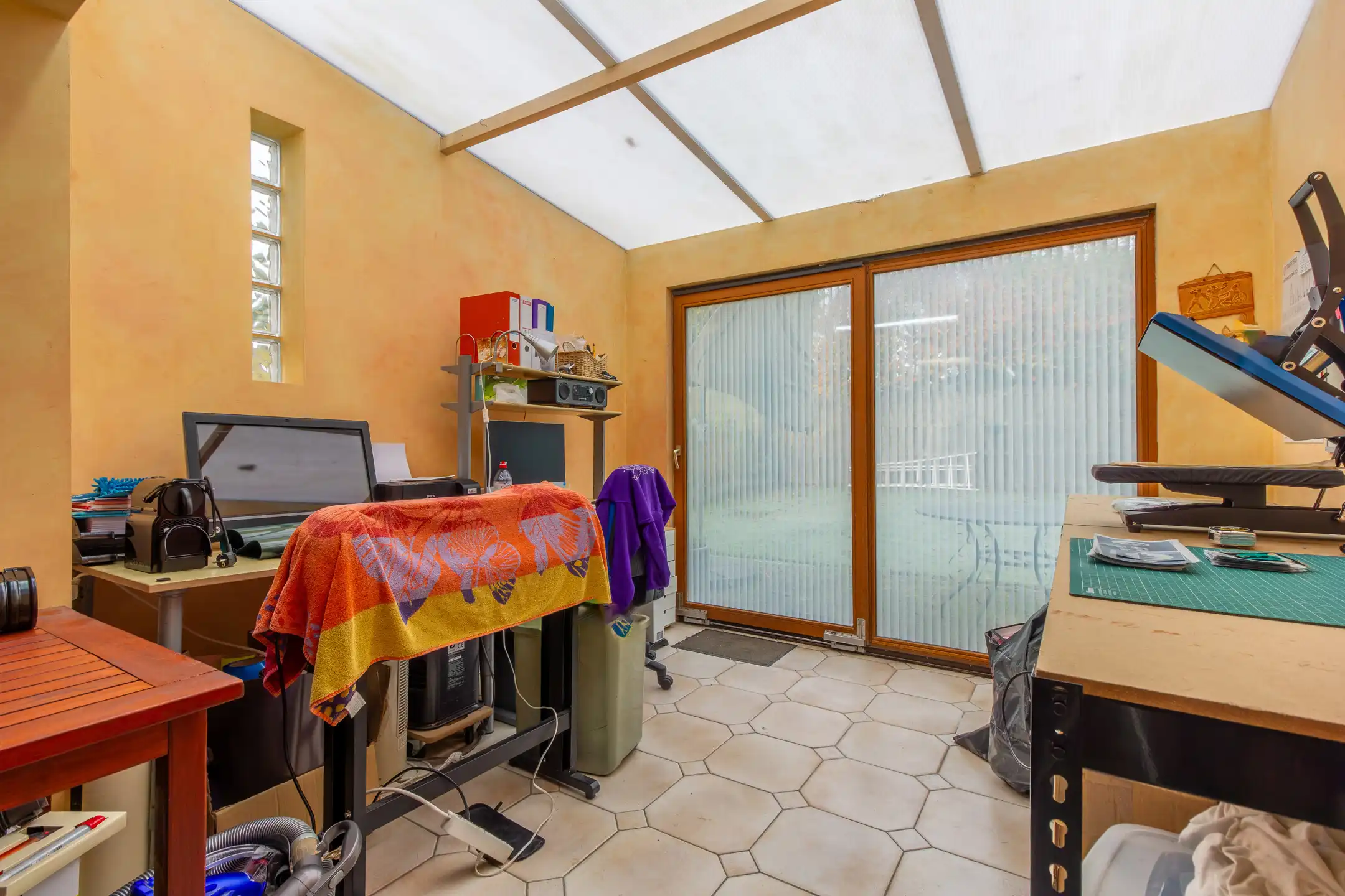 Charmante gezinswoning met potentieel, grote oprit en tuin foto 16