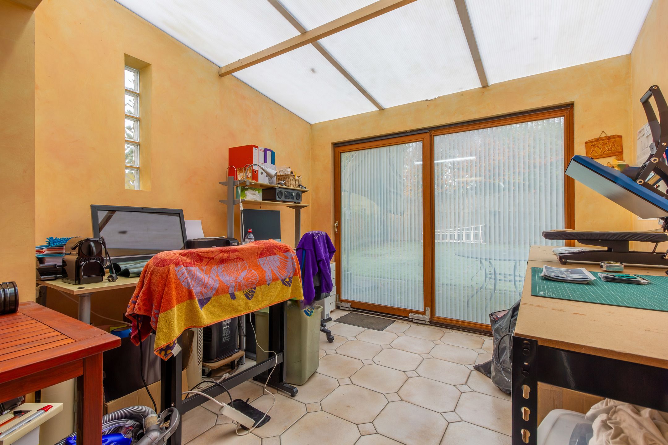 Charmante gezinswoning met potentieel, grote oprit en tuin foto 16