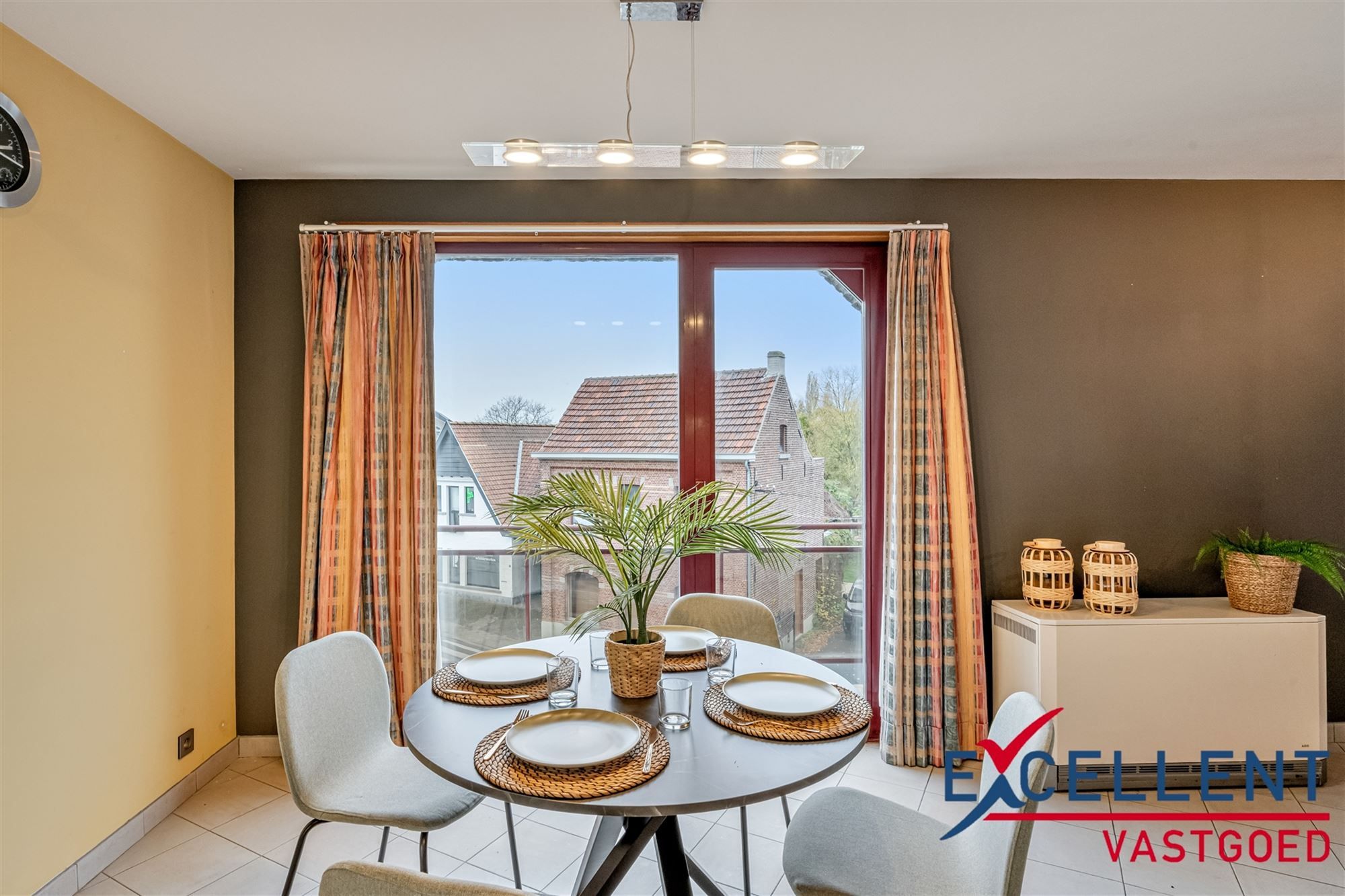 Lichtrijk appartement met staanplaats centrum Landegem foto 2