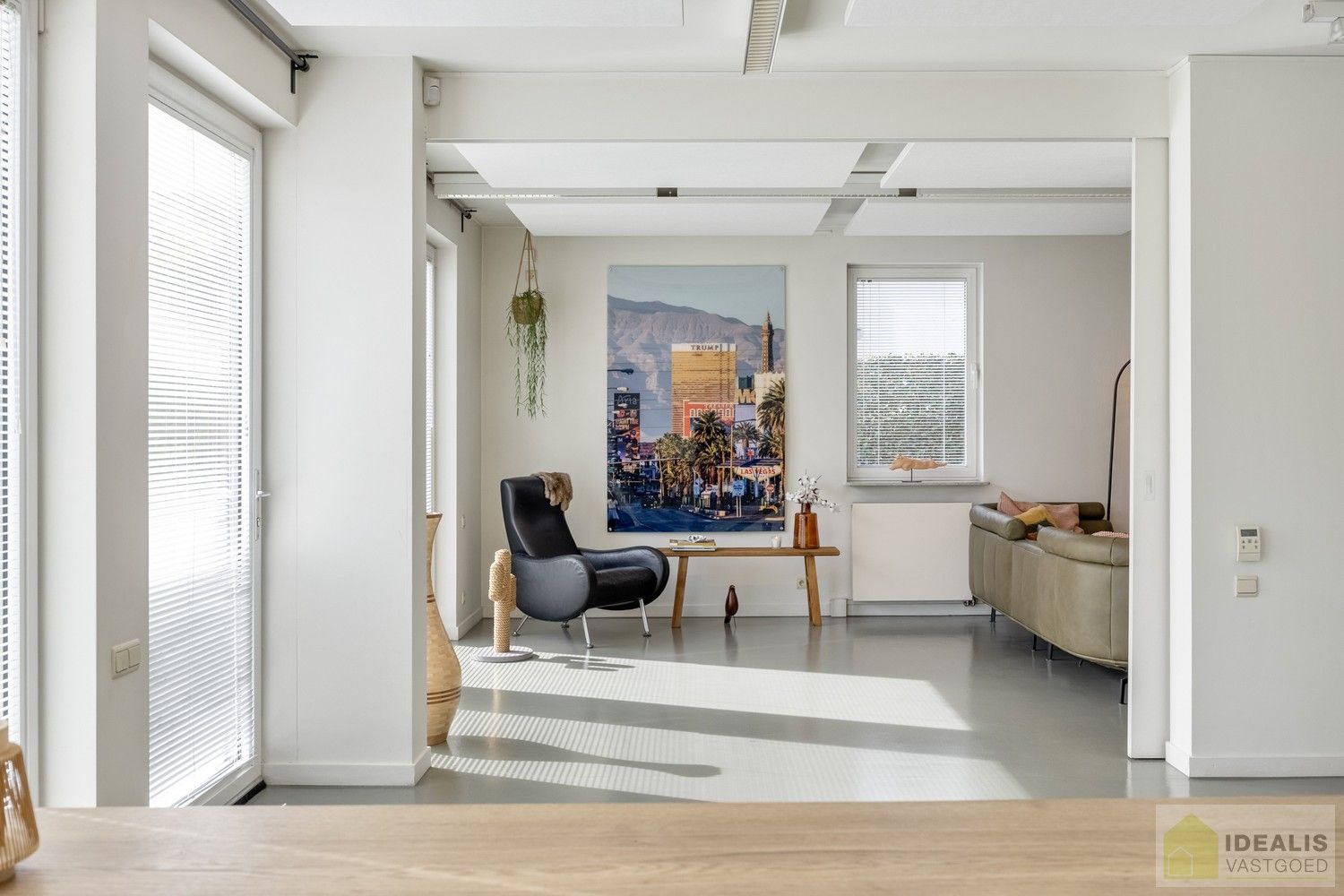STATIGE, STRAKKE EN UITERST RUIME WONING/KANTOOR MET HOOGSTAANDE AFWERKING EN OOG VOOR DETAIL. VOORZIEN VAN 3 SLAAPKAMERS, RIANTE LEEFRUIMTES ÉN UNIEKE LANDSCAPE KANTOORRUIMTES OP RESIDENTIËLE DOCH GUNSTIGE LOCATIE! foto 7