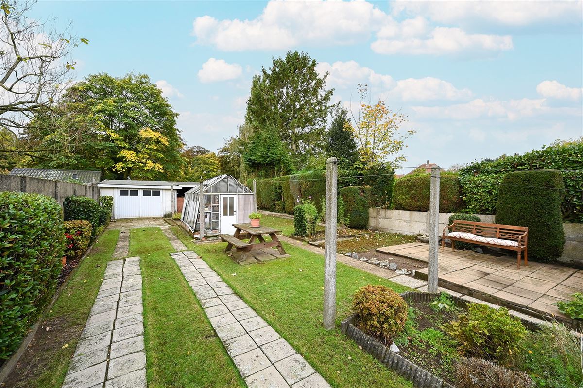 Te renoveren halfopen woning met potentieel foto 4