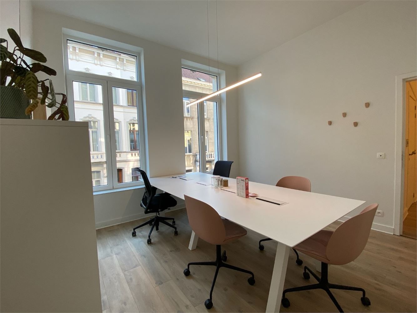 HIPPE INSTAPKLARE KANTOREN IN GERENOVEERDE HERENWONING foto 17