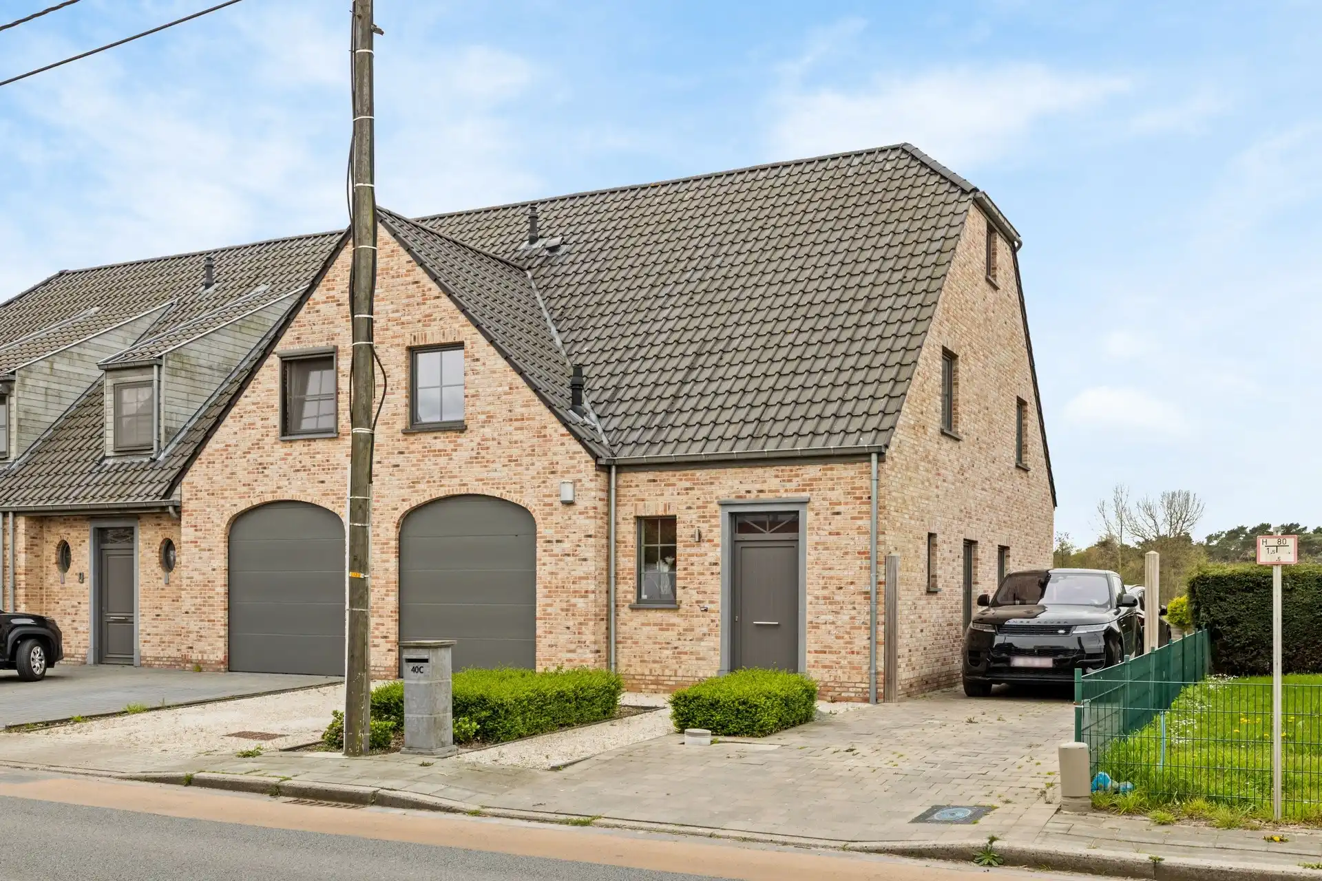 Recente gezinswoning op een uitstekende locatie in Sint-Gillis-Waas foto {{pictureIndex}}