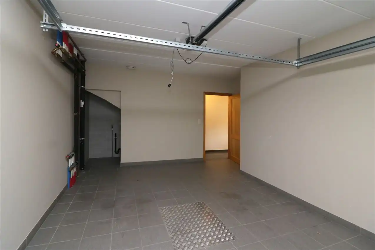 Recente woning met vier slpk, tuin, garage op rustige locatie foto 34