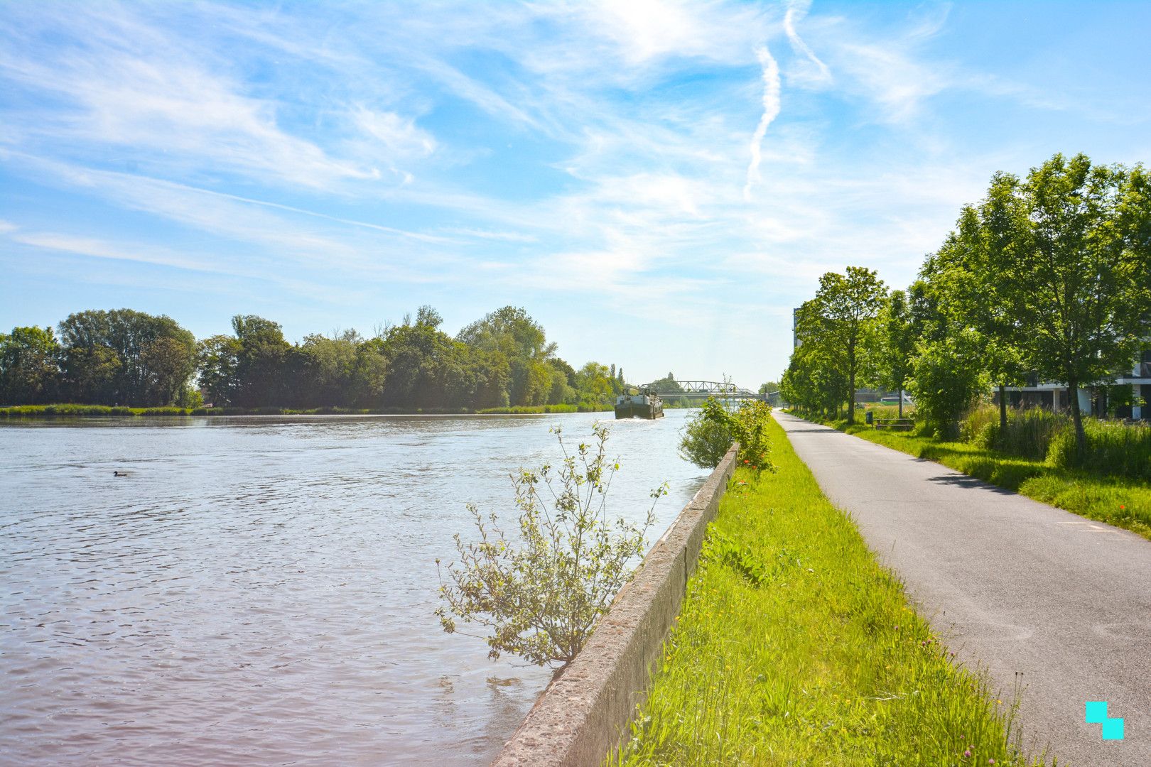 Gelijkvloers appartement aan het kanaal en gemeentepark foto {{pictureIndex}}