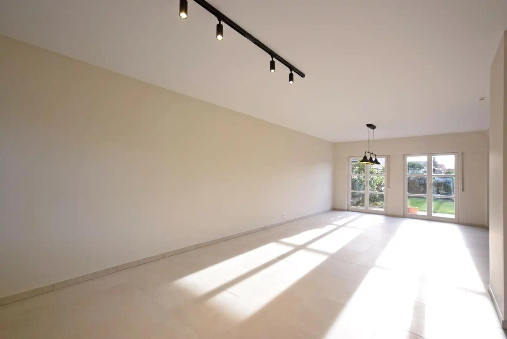 Recent gerenoveerde woning met drie slaapkamers en tuin  foto 2