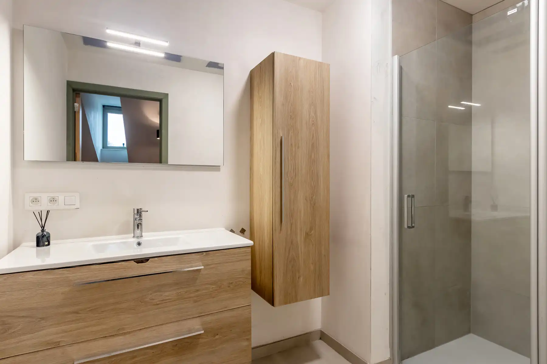 Recent 1-slaapkamer appartement, terras en autostaanplaats foto 14