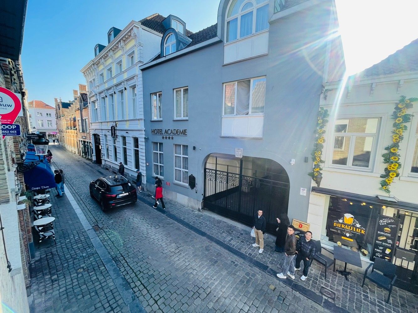 Hartje Brugge  TOP  TOERISTISCHE LIGGING , in de GOUDEN DRIEHOEK, Uitzonderlijk HANDELSPAND ( gevelbreedte 11 meter)                          LICHTRIJKE WINKELRUIMTE ,uitgevend op  Exclusieve STADSPATIO met overdekte rondgang van 105m²+ GARAGE van 30 m² UNIEK  IN BRUGGE op dergelijke ligging ! ERBOVEN lichtrijk ruim APPARTEMENT met zonneterras, foto 33