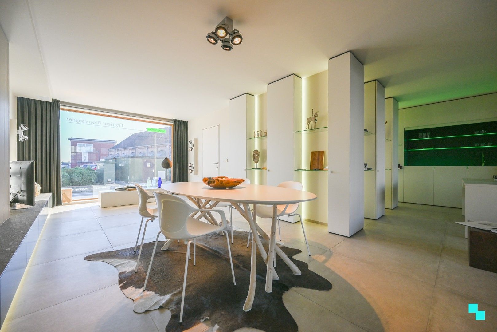 Piekfijn  afgewerkte handelsruimte met bovenliggend appartement te Kachtem foto 7