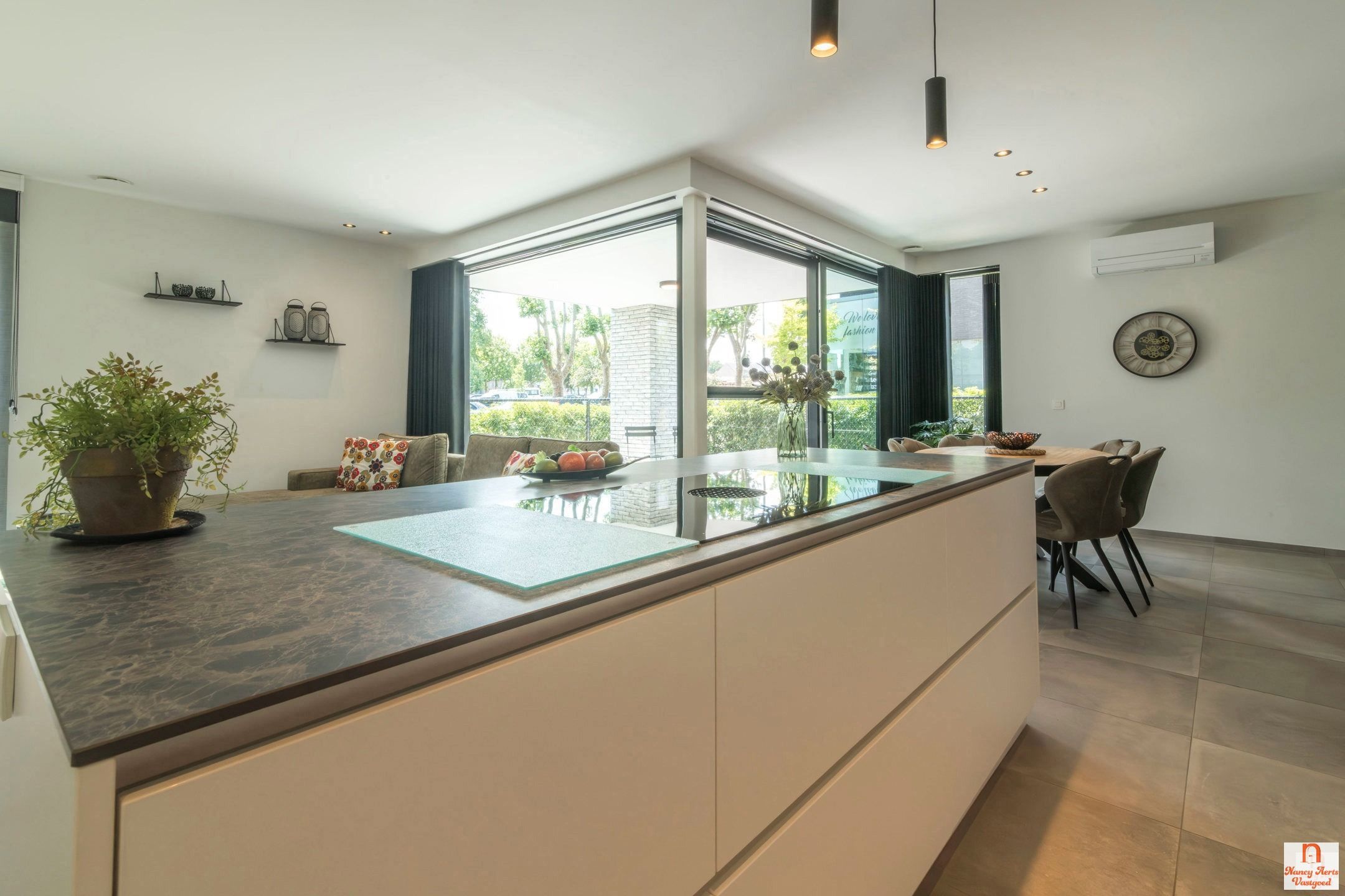 Ruimtelijk wonen met verfijnde afwerking in hartje Koersel foto 36